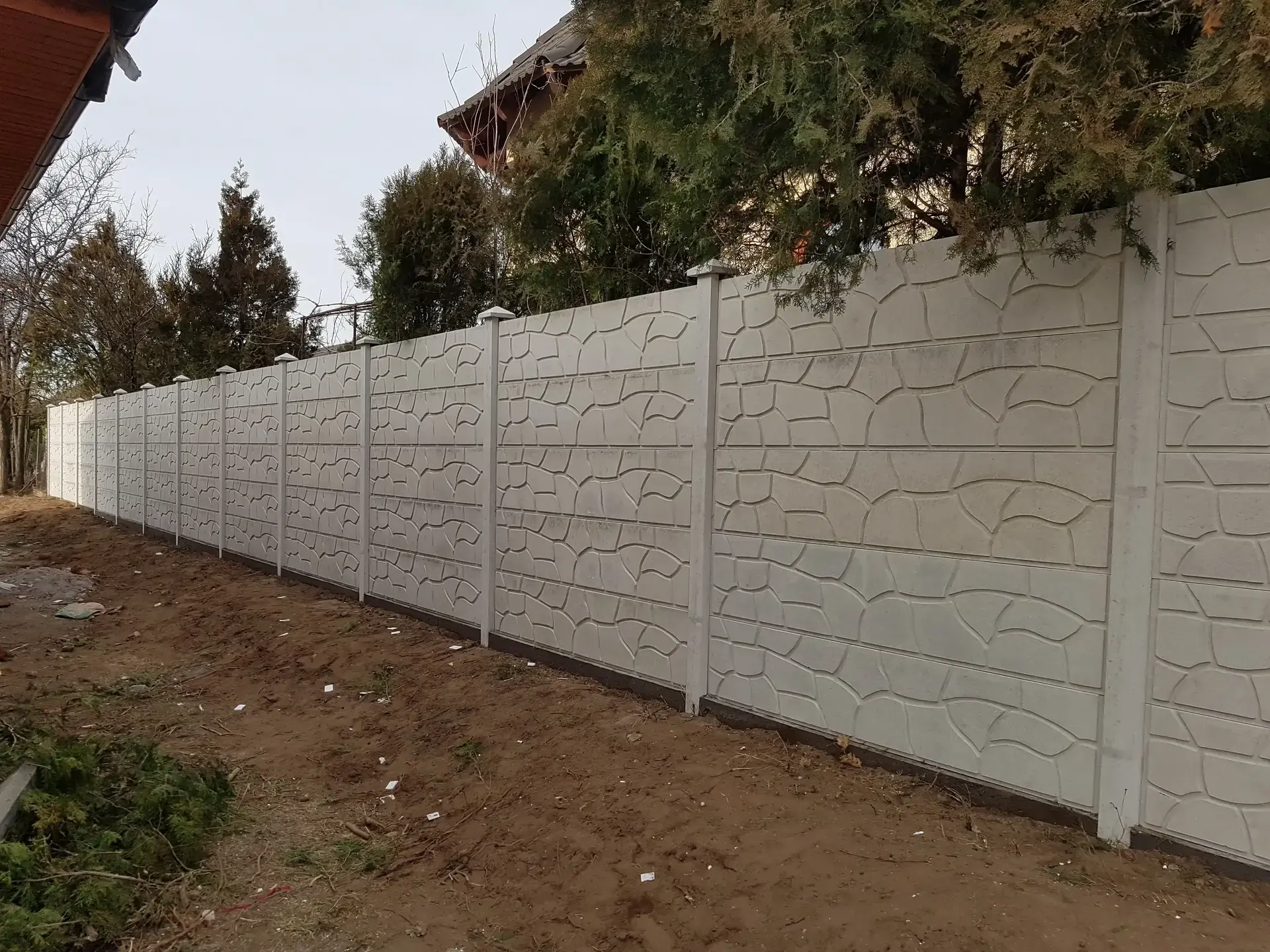 Beton kerítés kavicsmintás lappal