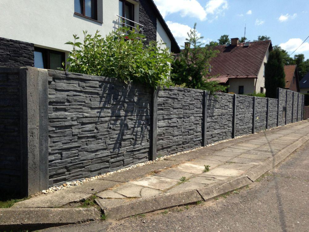 Sötét kőmintás beton kerítés